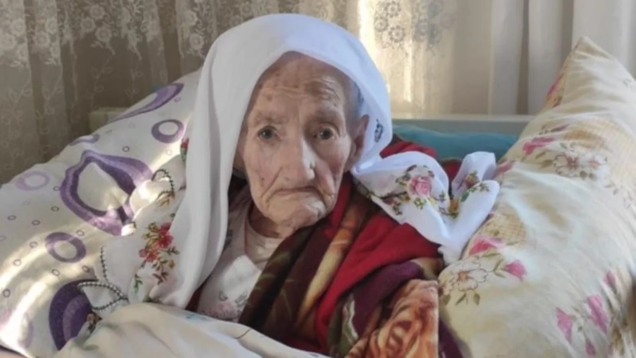 114 yaşındaki Salli Nineye anlamlı ziyaret: Torunlarının torunlarını g&ouml;rd&uuml;