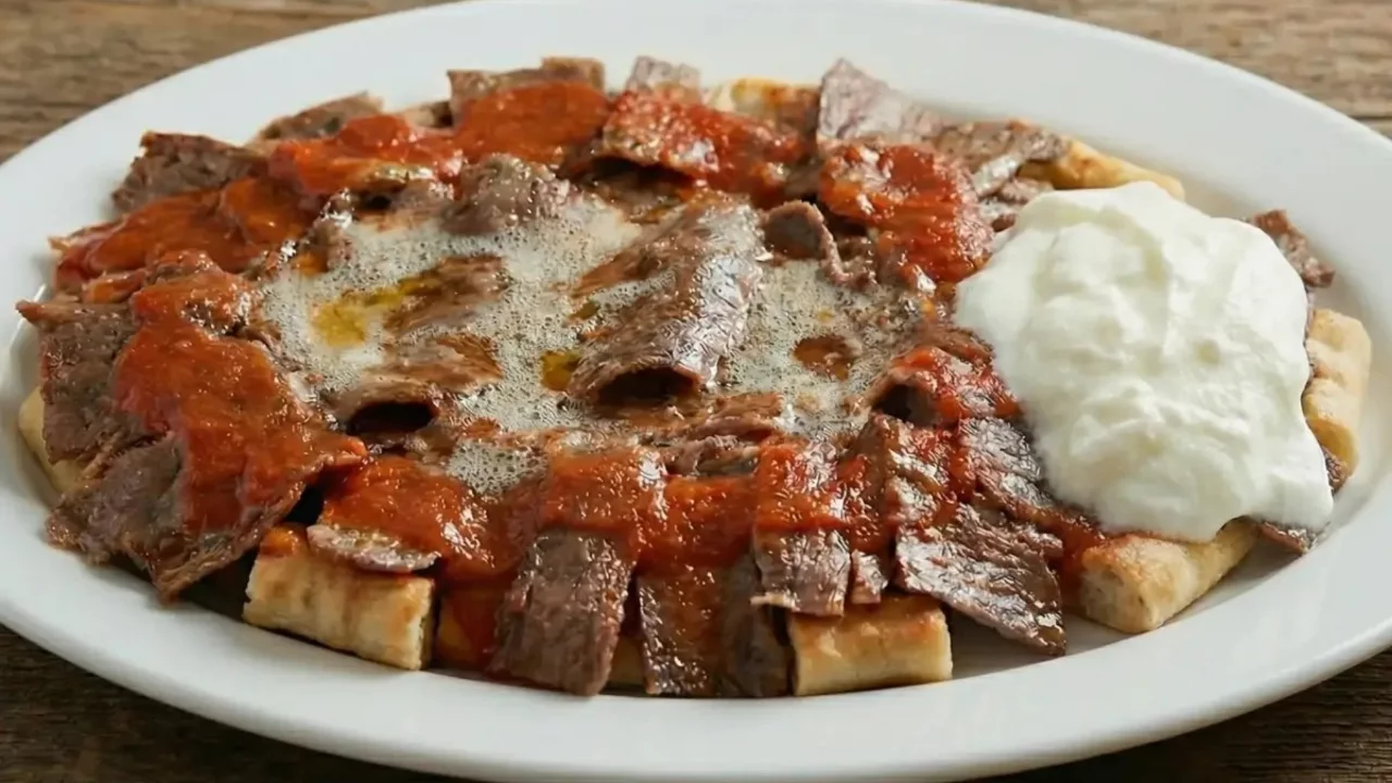 Dışarıda yemeye gerek yok! Evde kolayca hazırlanan İskender d&ouml;ner tarifi