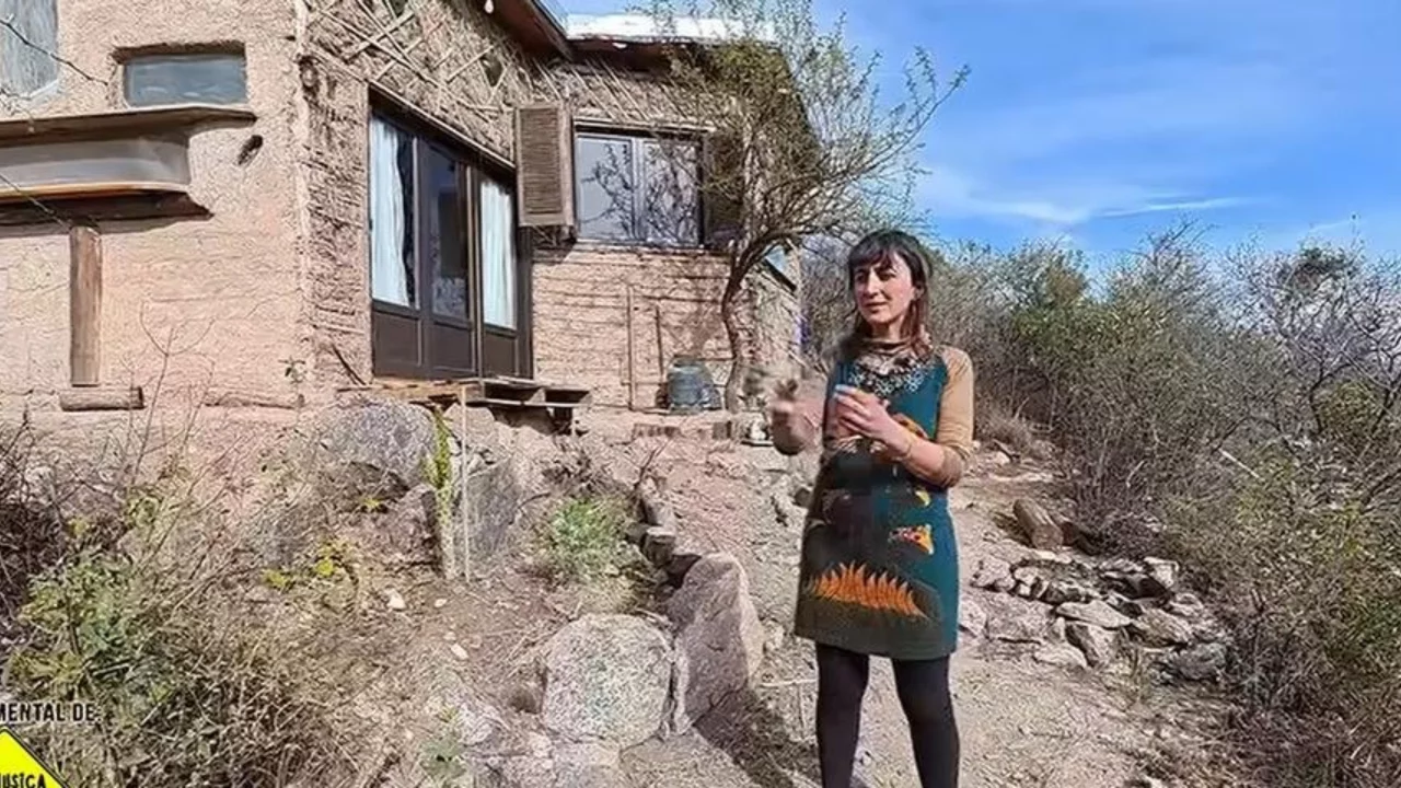 Şehir hayatını bırakıp dağlara yerleşti! Evini çöpten yaptı 