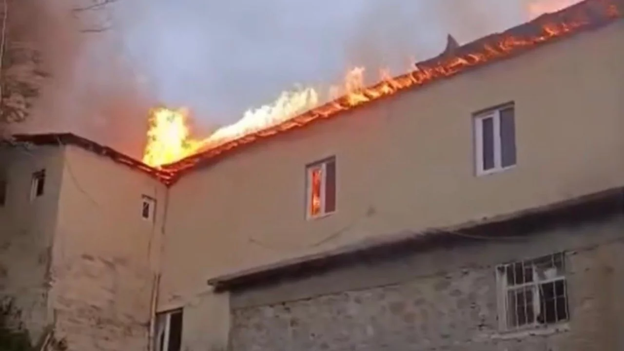 Okul alev alev yandı... O ise tek bir şey i&ccedil;in i&ccedil;eri girdi! Y&uuml;rekleri titreten anlar