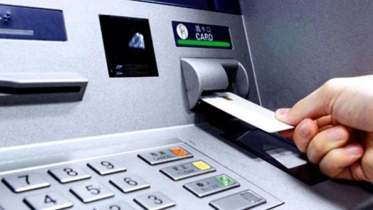 ATM'den para &ccedil;ekecekler bu listeye baksın! 1 Ekim itibarıyla bankaların g&uuml;nl&uuml;k limitleri değişti...