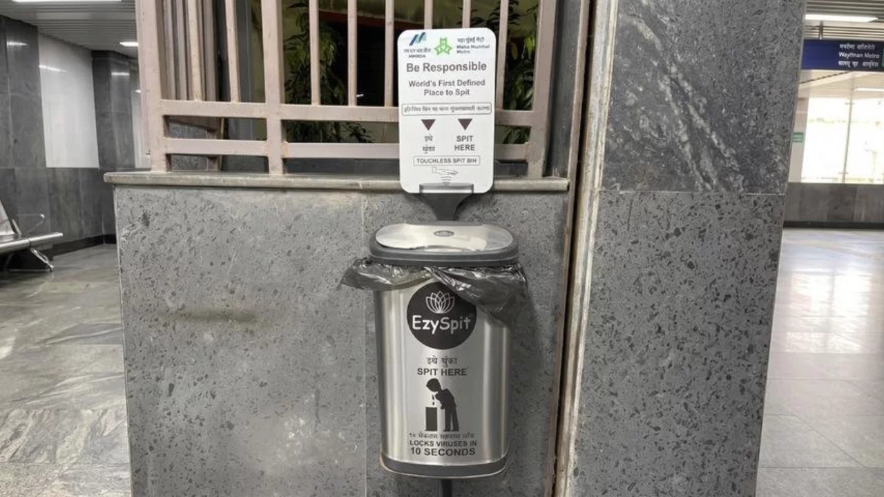 Görenler ne diyeceğini bilemedi! Metro istasyonuna tükürme kutusu yerleştirildi