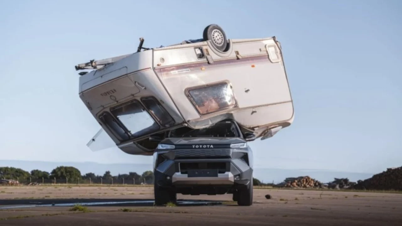 Toyota, yeni Hilux modelini karavanla ezdi