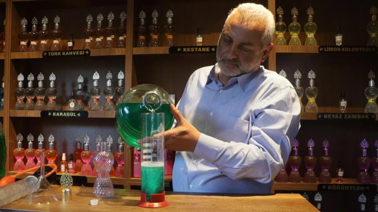Eşinin isteğiyle kolları sıvadı! Sivas'ın kokusunu kolonyaya d&ouml;n&uuml;şt&uuml;rd&uuml;