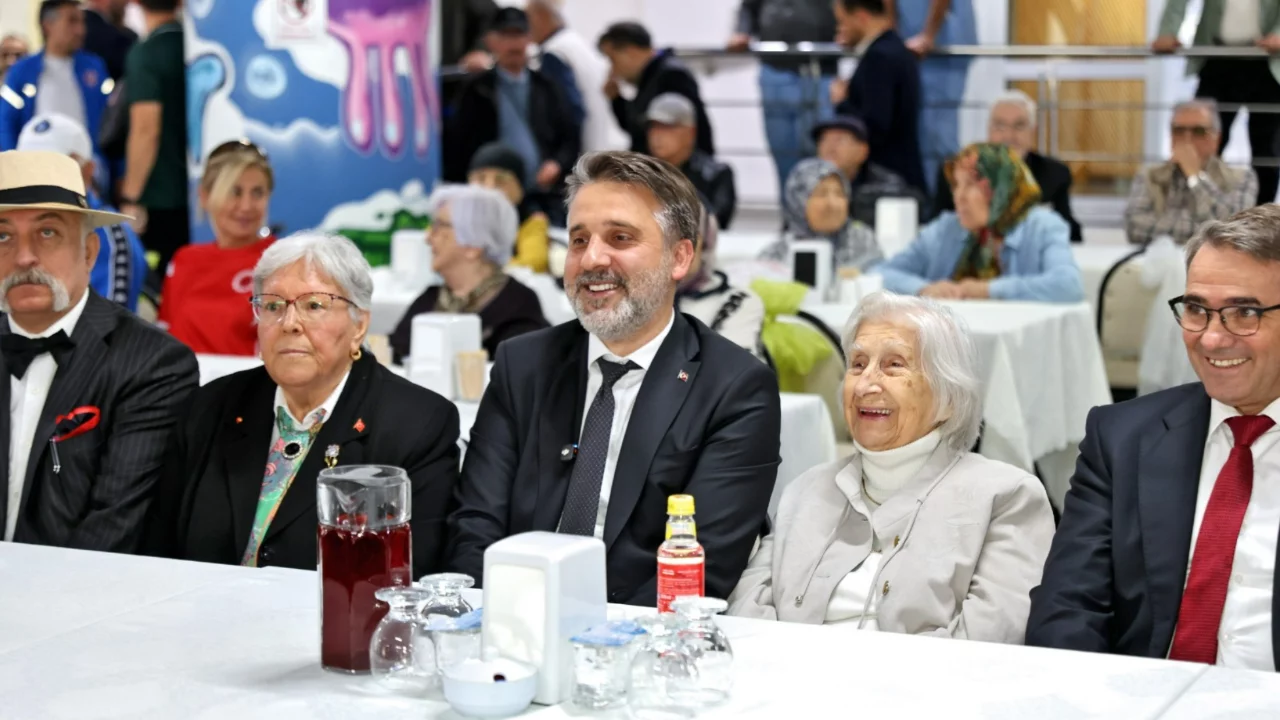 Bursa'da Dünya Yaşlılar Günü böyle kutlandı! Huzurevinde renkli görüntüler...