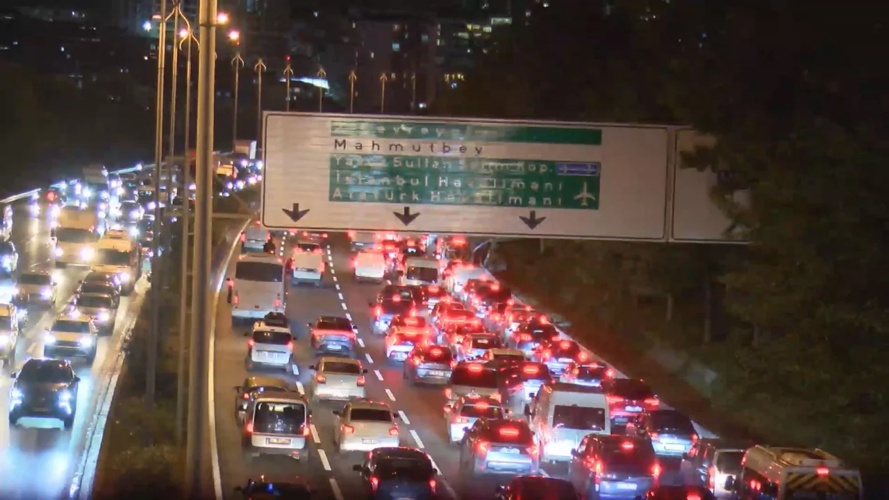 İstanbul'da akşam trafiği kilitlendi: Yoğunluk y&uuml;zde 89'a ulaştı