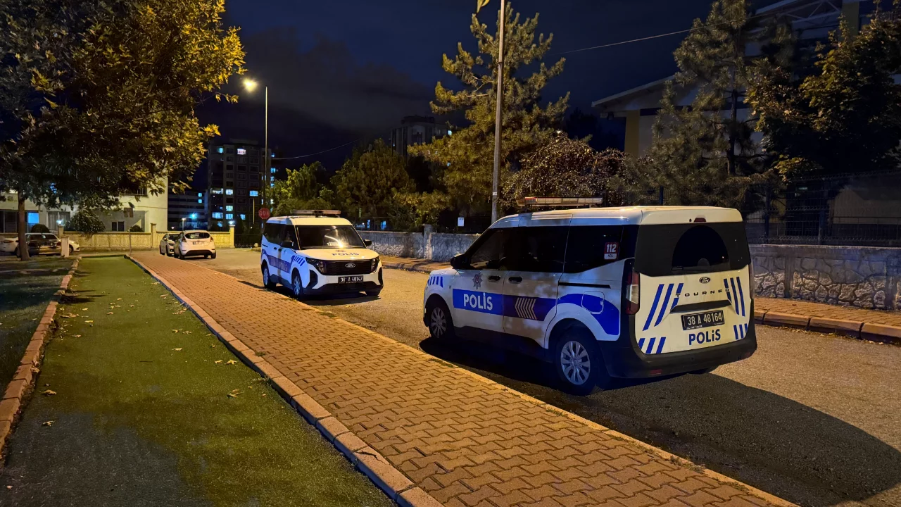 Kayseri'de bı&ccedil;aklı kavga ihbarı polisi harekete ge&ccedil;irdi: Ş&uuml;pheliler eşyalarını bırakıp ka&ccedil;tı