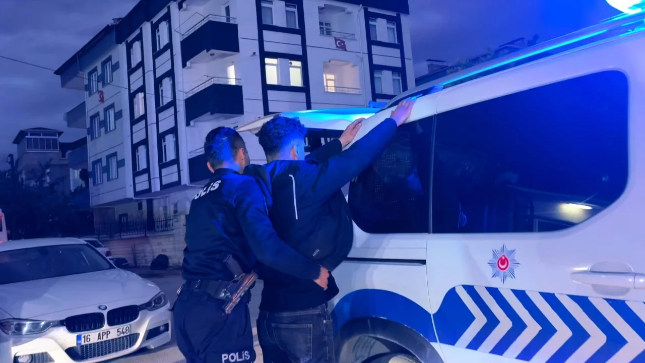 Bursa'da ehliyet sınavında kopya d&uuml;zeneği! 2 yıl men yedi...
