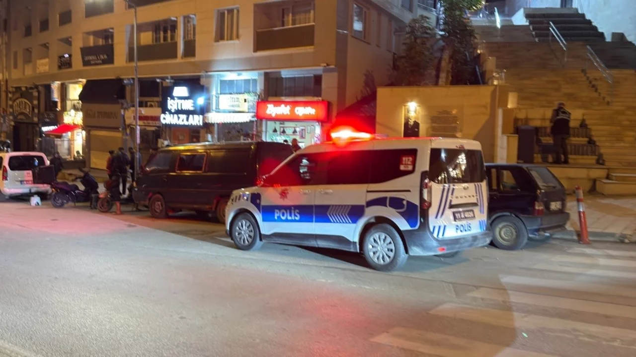 Bilecik'te kız arkadaşına sarıldığını g&ouml;r&uuml;nce dehşeti yaşattı! Bı&ccedil;aklayıp ka&ccedil;tı