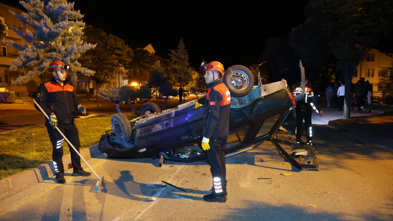 Nevşehir'de yarış yaptığı öne sürülen iki otomobil kazaya karıştı: 6 kişi yaralandı