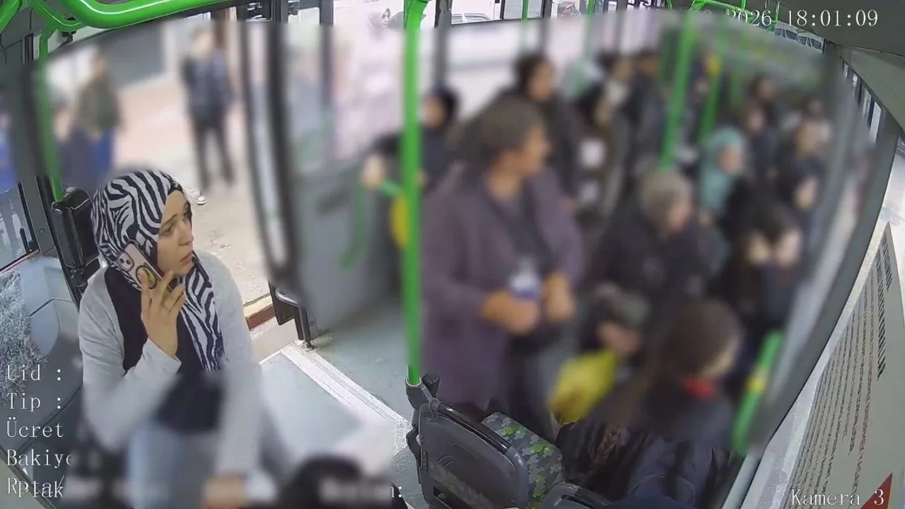 Bursa'da otob&uuml;s şof&ouml;r&uuml;nden &ouml;rnek davranış! Fenalaşan yolcu i&ccedil;in hemen harekete ge&ccedil;ti