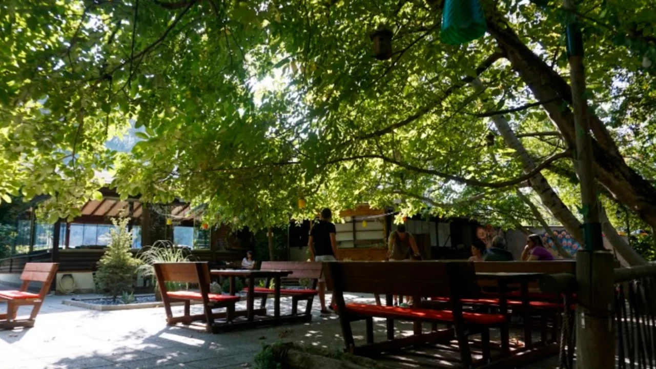 Bursa'da 9,5 yıllık pop&uuml;ler mekan artan maliyetlere yenildi! Helallik isteyip kepenk indirdiler...