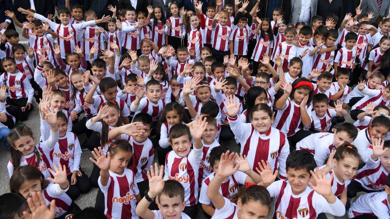 İnegöl'de 750 öğrenci İnegölspor formasıyla buluştu