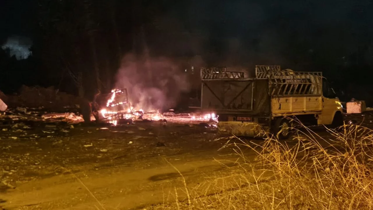Yalova-Orhangazi Yolunda Tepki &Ccedil;eken G&ouml;r&uuml;nt&uuml;ler! Eşyaları Ateşe Verip Demirlerini Ayırıyorlar..