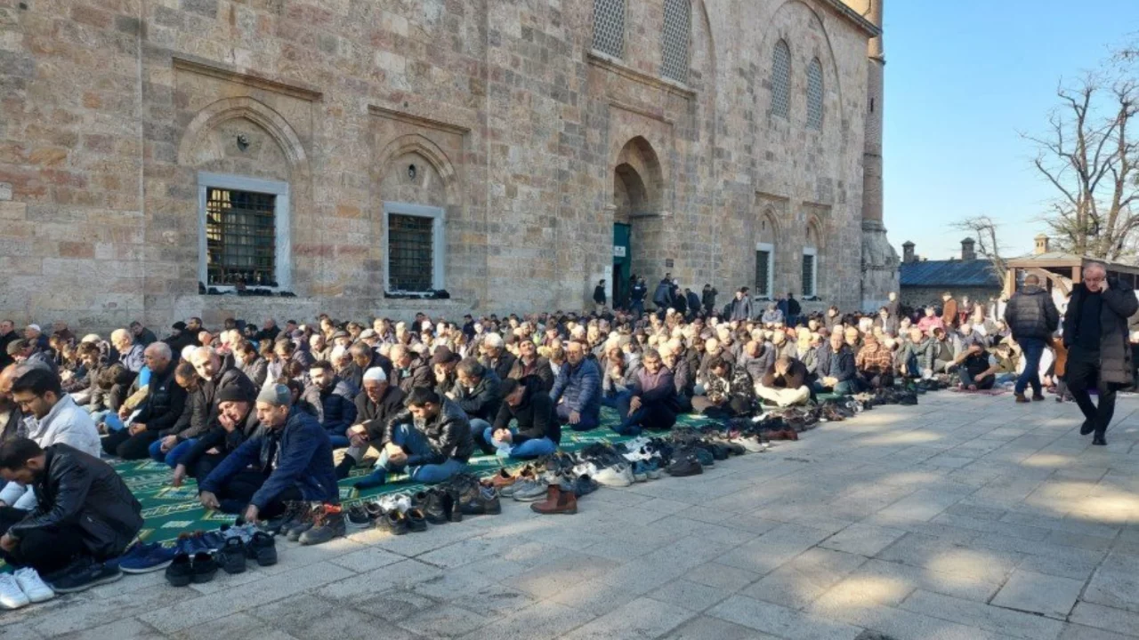 Bursa Cuma Namazı Saat Ka&ccedil;ta Okunuyor? İstanbul Cuma Namazı Saat Ka&ccedil;ta Kılınacak?