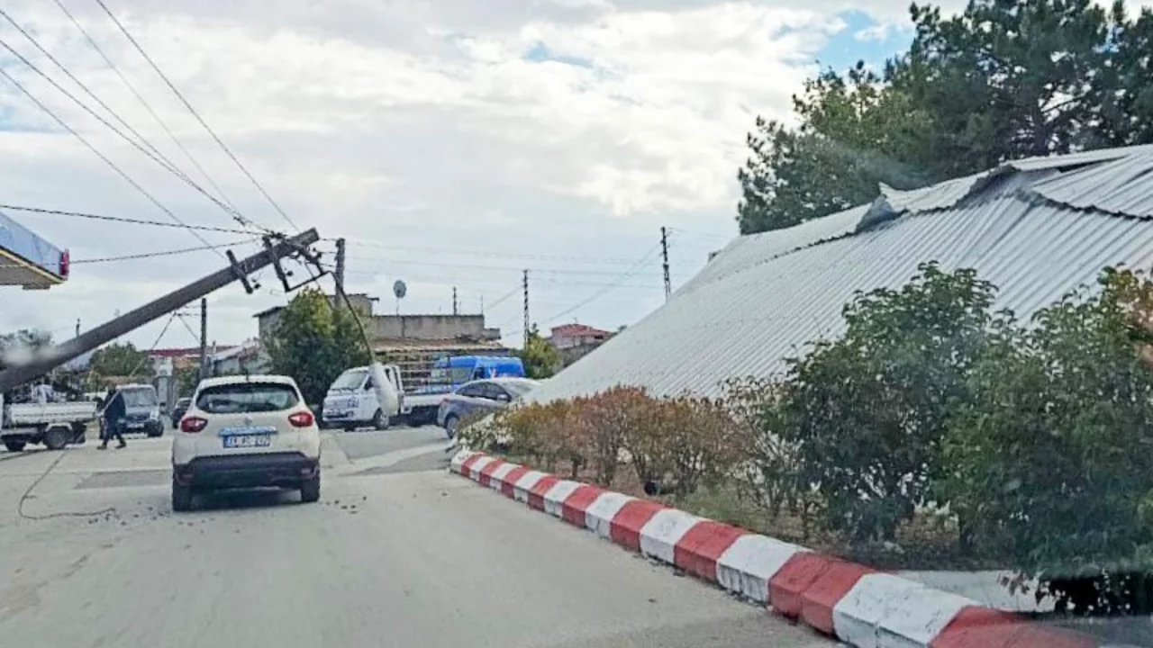 Şiddetli r&uuml;zgar &ccedil;atıyı u&ccedil;urdu