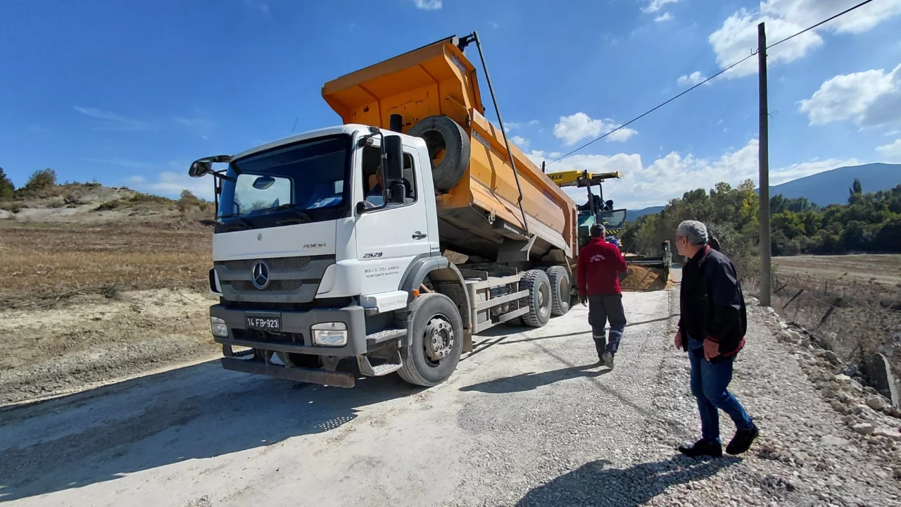 K&ouml;y yolunda asfalt mesaisi başladı