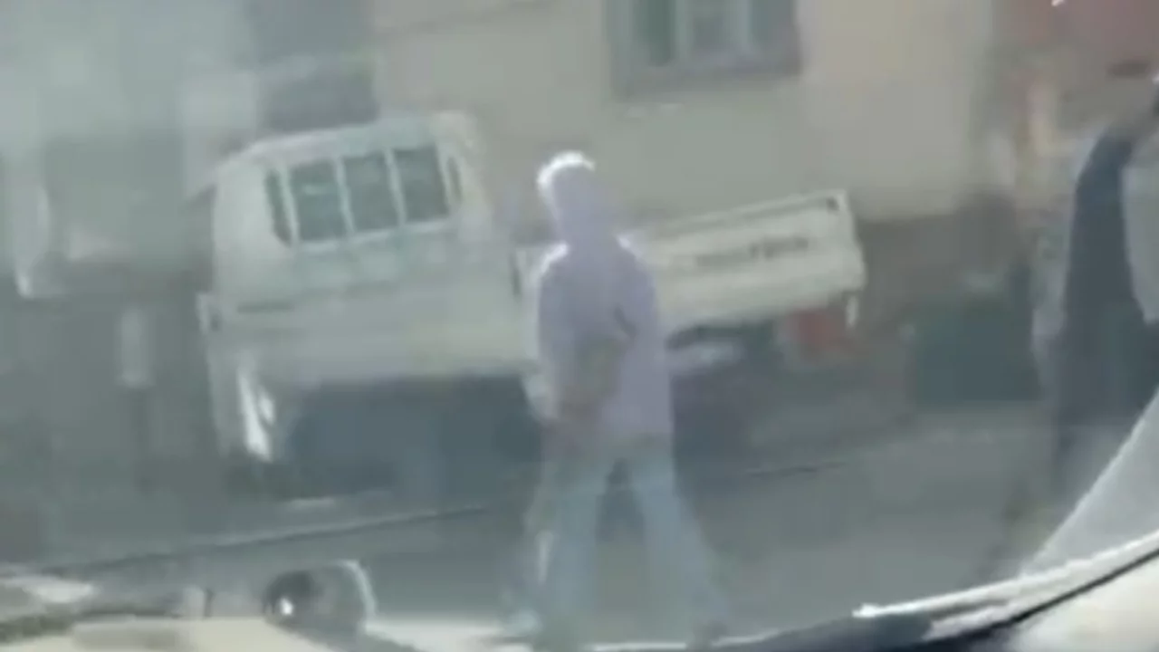 Bursa'da okul &ouml;n&uuml;nde t&uuml;fekle y&uuml;r&uuml;yordu! Ger&ccedil;ek ortaya &ccedil;ıktı