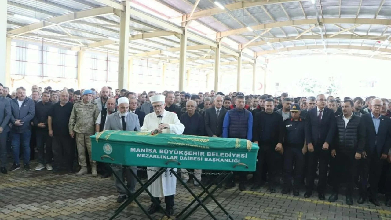 Soma'daki maden ocağındaki g&ouml;&ccedil;&uuml;kte yaşamını yitiren Karakaya toprağa verildi