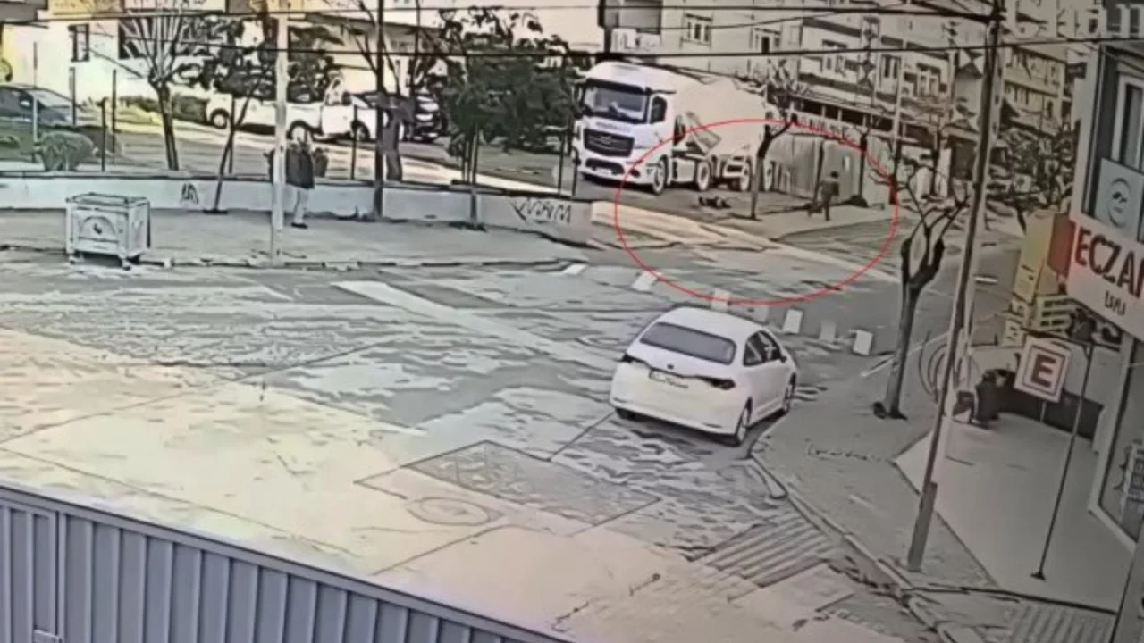 Dehşet anları kamerada! Kasklı katil tırın altından &ccedil;ıkıp kardeşini b&ouml;yle &ouml;ld&uuml;rd&uuml;