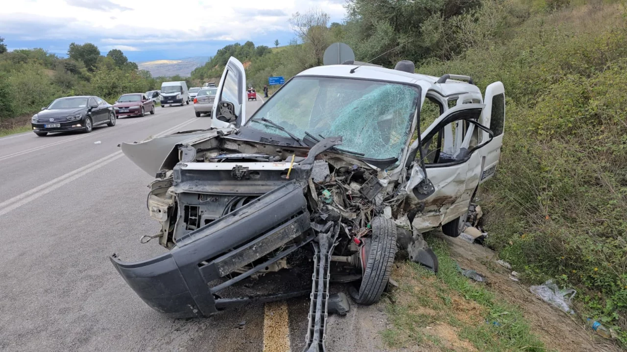 Samsun'da iki ara&ccedil; kafa kafaya &ccedil;arpıştı: 1'i ağır 2 yaralı