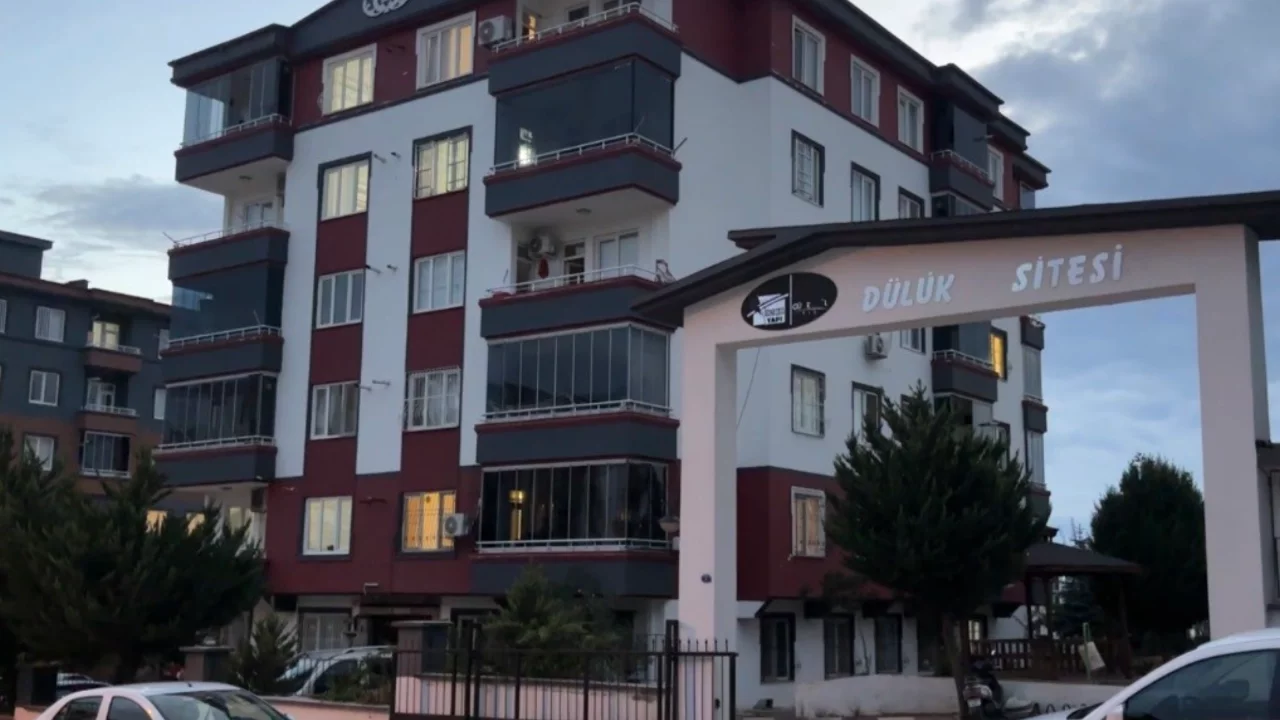 Pencereden peş peşe atladılar! Anne kurtarılamadı, baba ve &ccedil;ocuğu hastanede