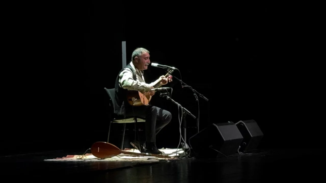 Erdal Erzincan Bursa'da konser verdi