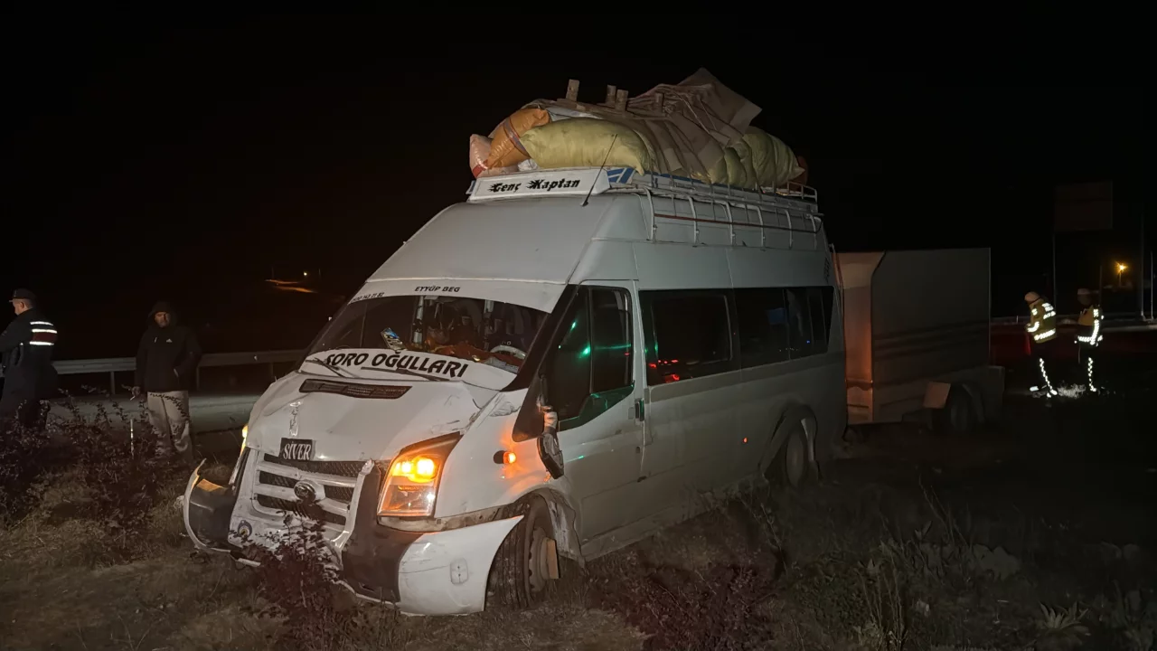Sivas'ta mevsimlik iş&ccedil;ileri taşıyan minib&uuml;s ile otomobil &ccedil;arpıştı: 2 yaralı