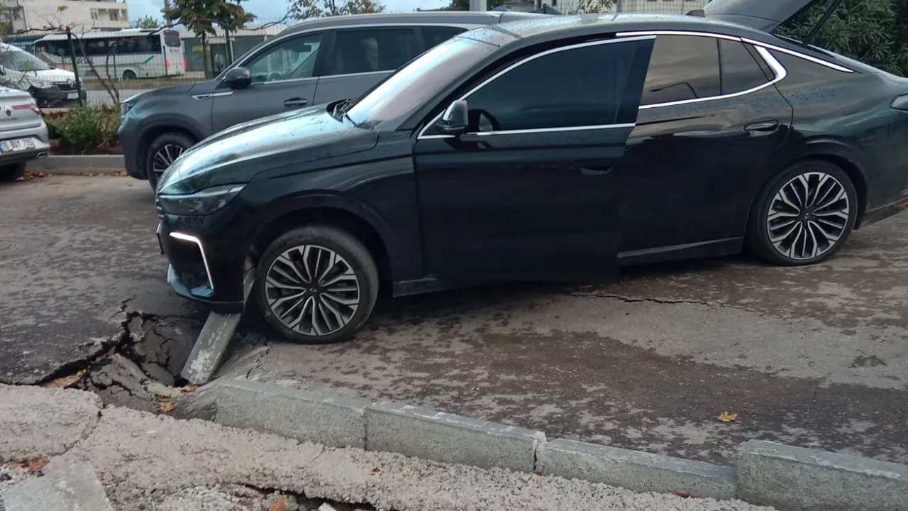 Bursa'da &ccedil;&ouml;ken yol kazaya davetiye &ccedil;ıkardı! Otomobil &ccedil;ukura saplandı