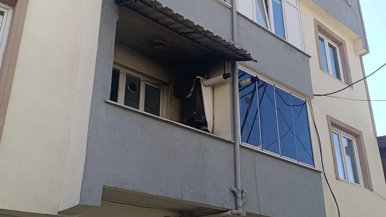 Bursa'da balkondaki kombi alev aldı! Fenalaşanlar var: Ekipler sevk edildi