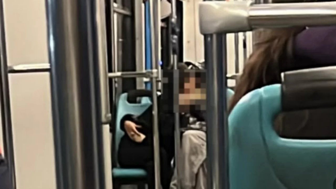 Bursa metrosunda yolcuların g&ouml;z&uuml; &ouml;n&uuml;nde yakınlaştılar!