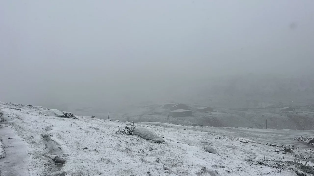 Rize'nin y&uuml;ksek kesimleri karla buluştu