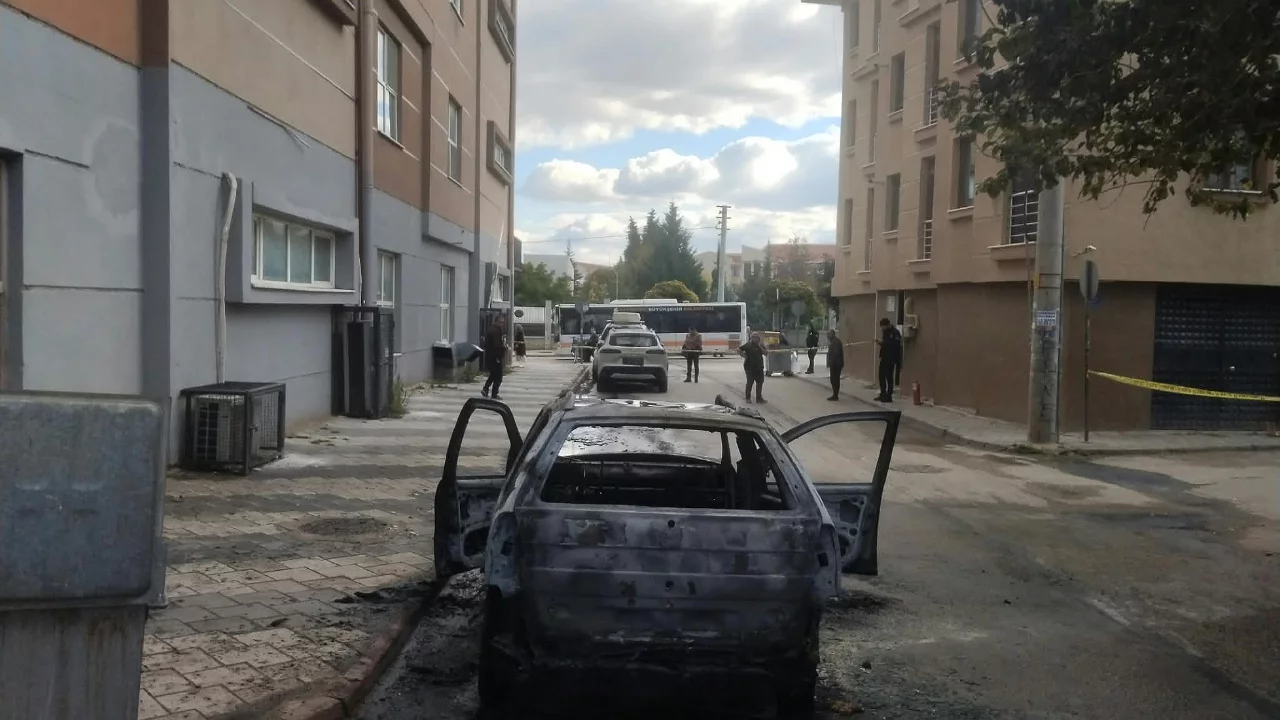Kundaklandığı iddia edilen otomobil k&uuml;le d&ouml;nd&uuml;