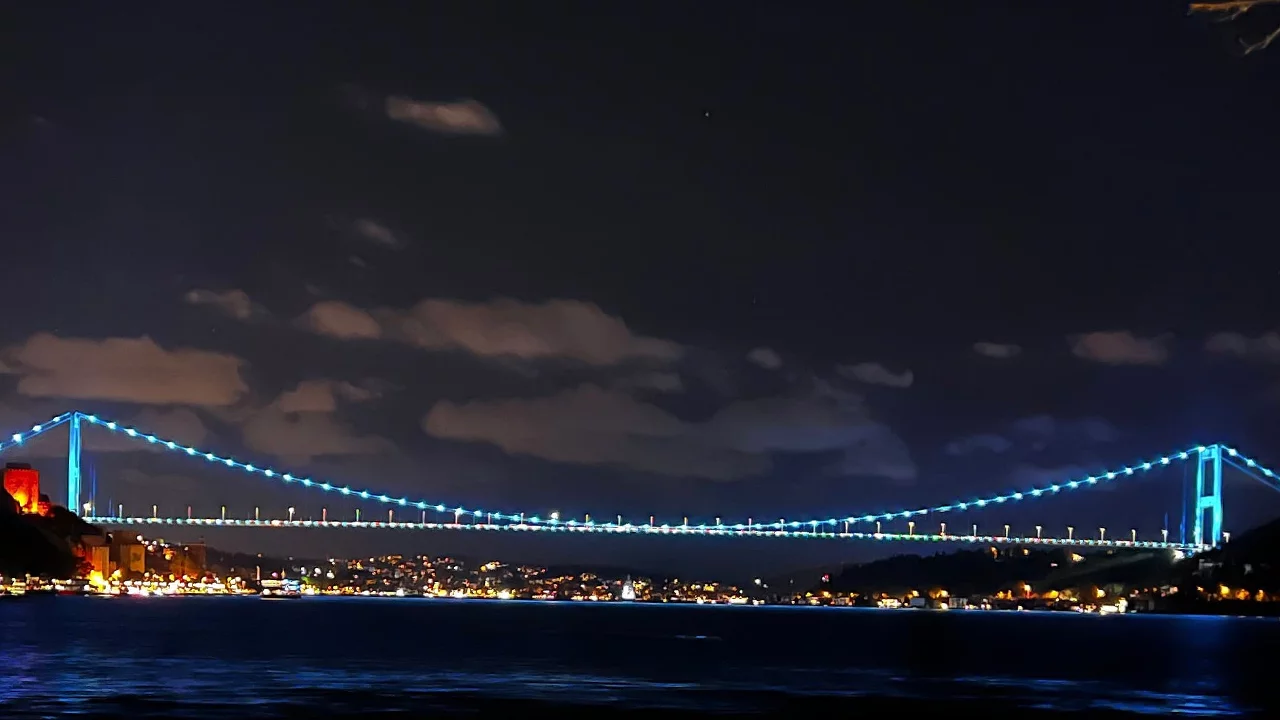 Fatih Sultan Mehmet K&ouml;pr&uuml;s&uuml; turkuaz renge b&uuml;r&uuml;nd&uuml;