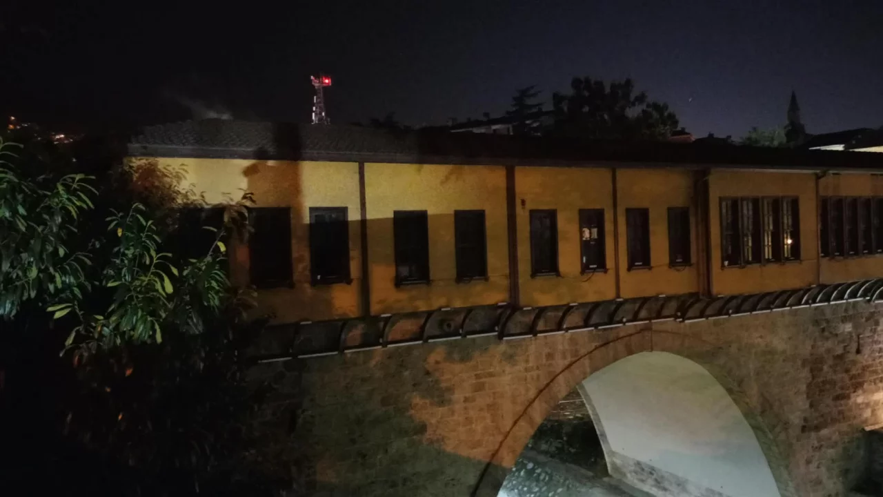 D&uuml;nyada 4 tane bulunuyor, biri Bursa'da! Tarihi k&ouml;pr&uuml; karanlıkta kaldı