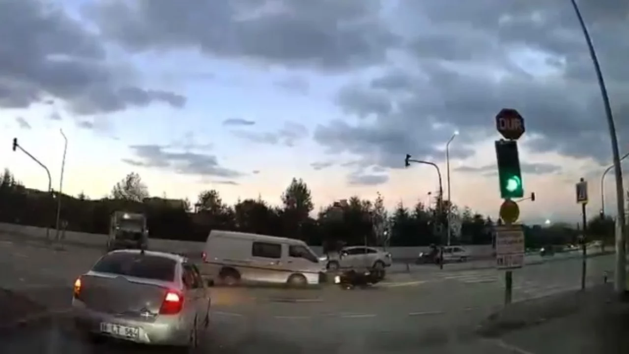 Bursa'da hastane &ccedil;ıkışında feci kaza! Kırmızı ışıkta ge&ccedil;en kamyonet motosiklete &ccedil;arptı