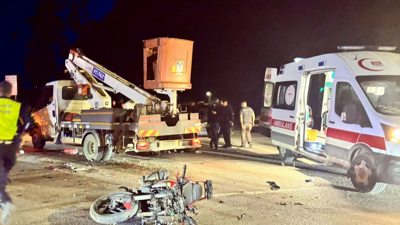 Bursa'da feci kaza! Kamyonetle &ccedil;arpışan motosikletteki 2 gen&ccedil; hayatını kaybetti