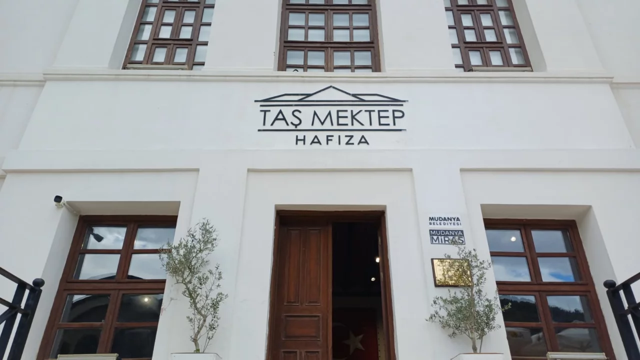 Bursa'nın Taş Mektep'i geri d&ouml;nd&uuml;! İ&ccedil;eride neler var?