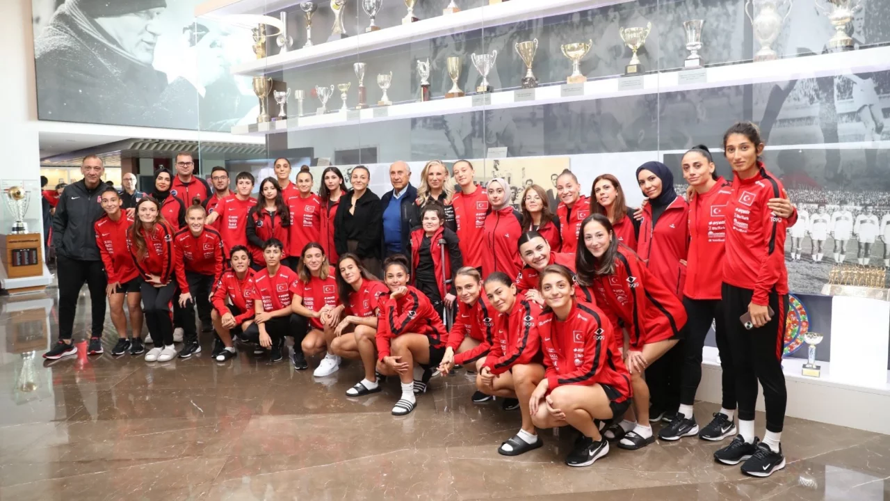 Fethi Demircan ve Didem Karagenç'ten A Milli Kadın Takımı'na ziyaret