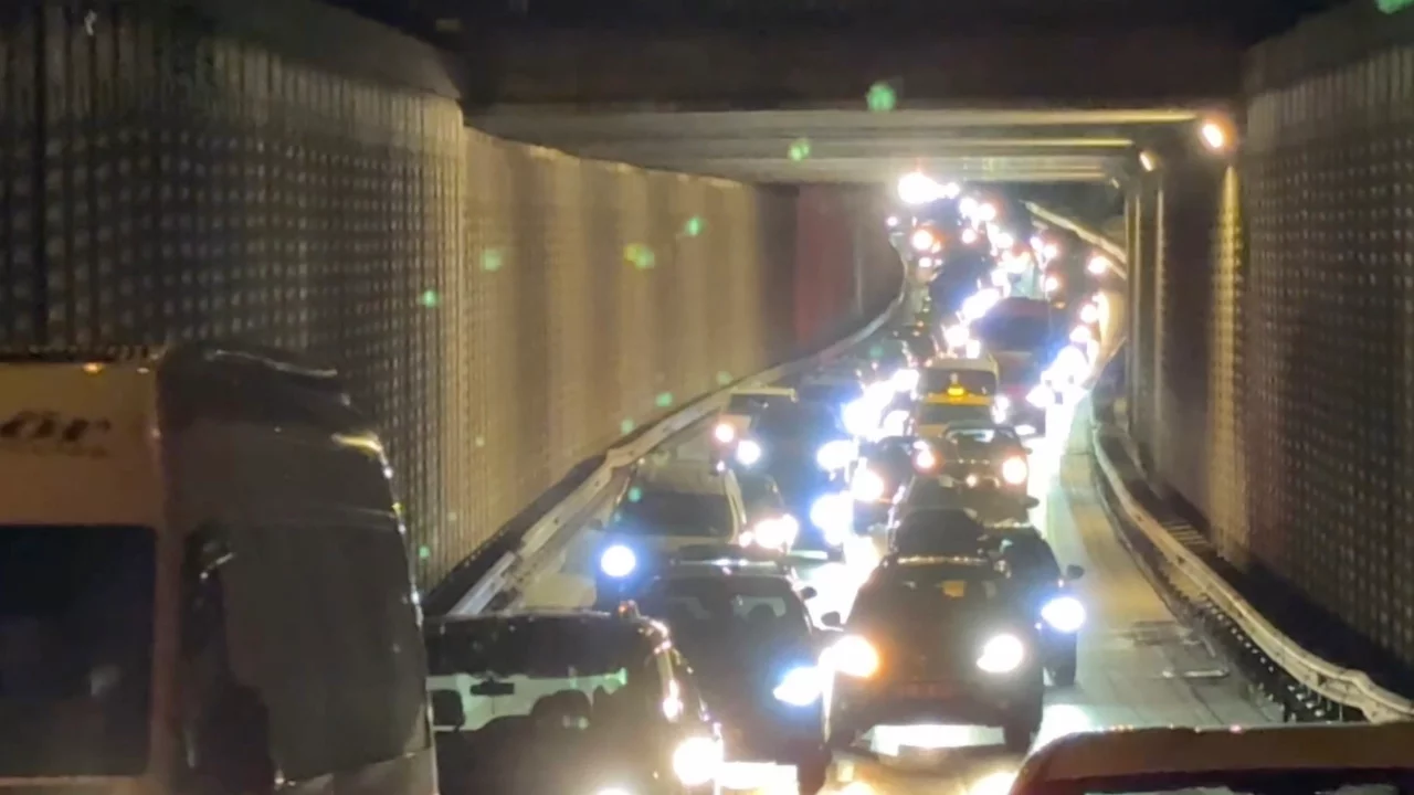 Bursa'da bariyerlere çarpan araçta 2 kişi yaralandı