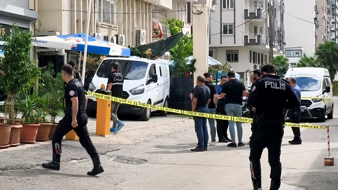 Kuyumcuya iş yerinin &ouml;n&uuml;nde silahlı saldırı: &Ouml;l&uuml; ve yaralı var...