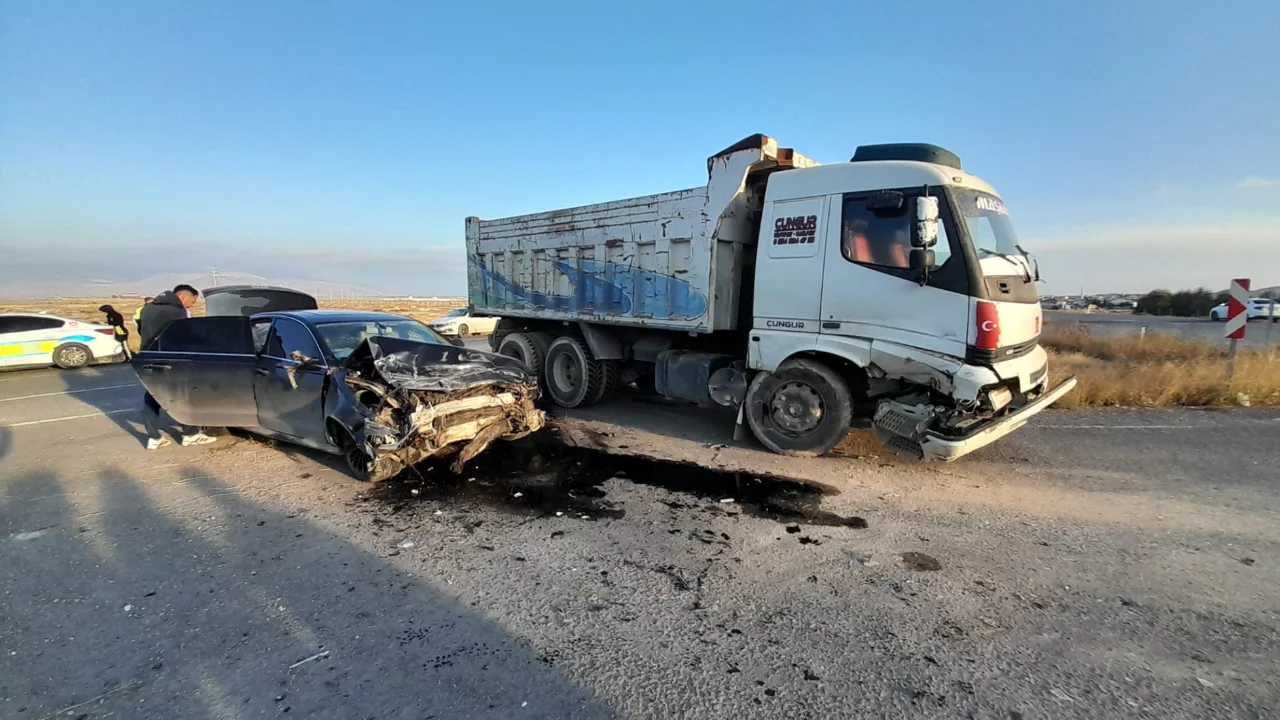 Konya'da kamyon ile otomobil &ccedil;arpıştı: 1 kişi yaralandı
