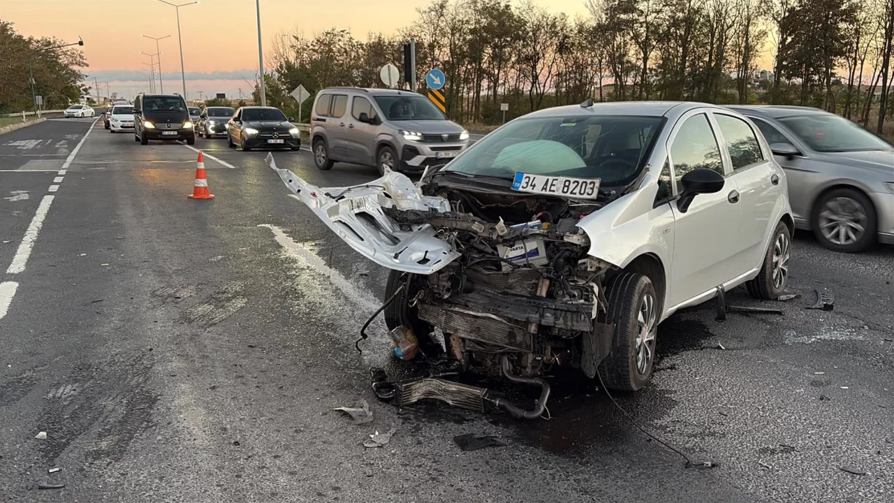 &Ccedil;orlu'da iki otomobil kafa kafaya &ccedil;arpıştı: 5 kişi yaralandı