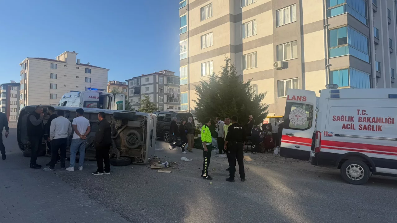 Sivrihisar'da korkutan kaza: Minib&uuml;s yan yattı, 5 kişi yaralandı