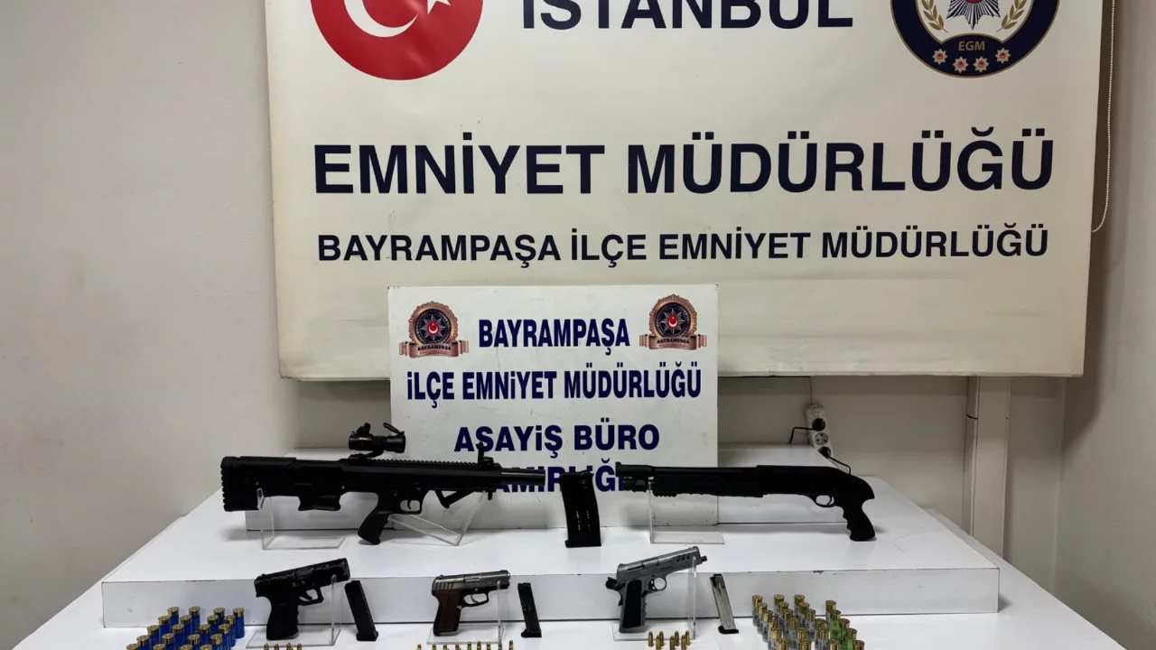 Bayrampaşa'da evden cephanelik &ccedil;ıktı! &Ccedil;ok sayıda silah ve m&uuml;himmat ele ge&ccedil;irildi