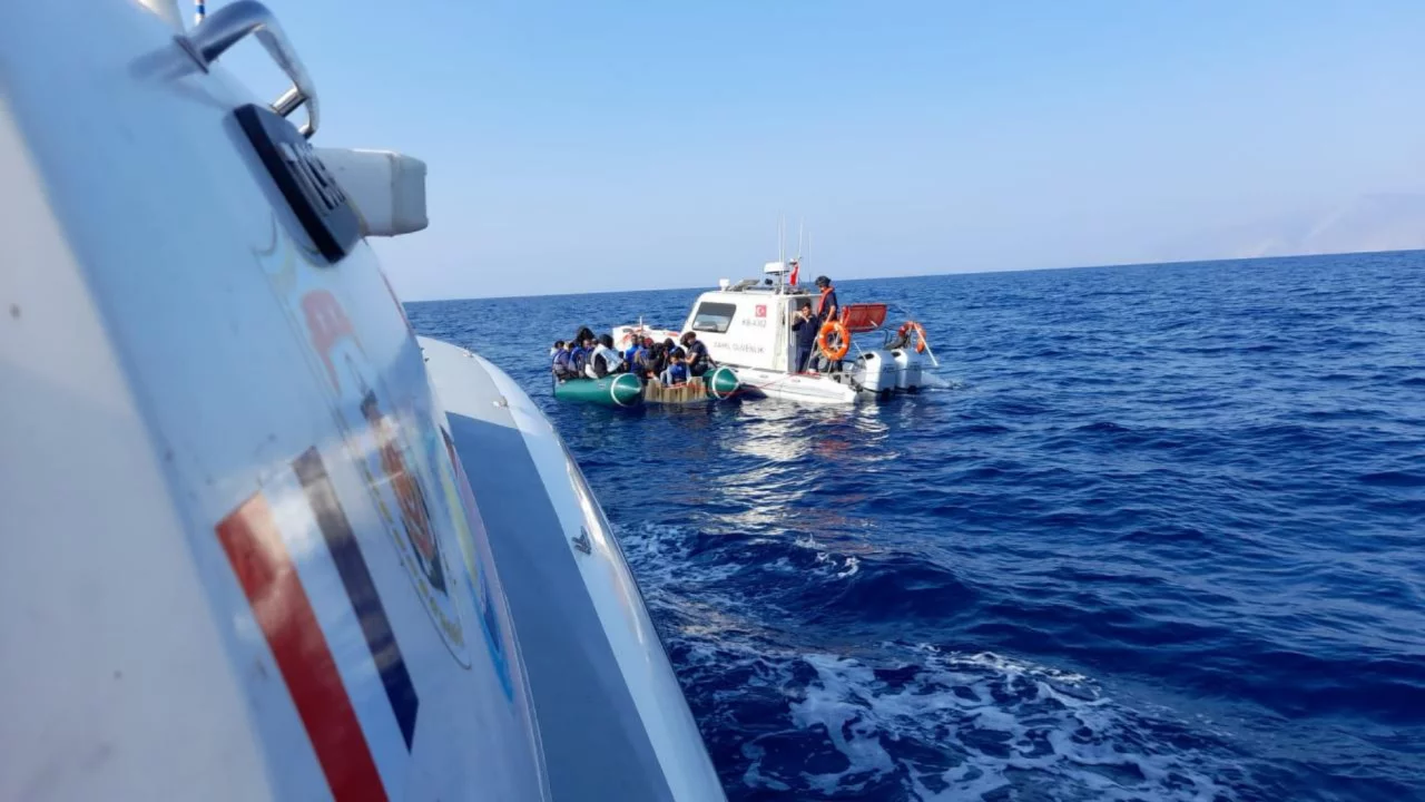 Fethiye a&ccedil;ıklarında hareketlilik: &Ouml;zel tekneden 34 d&uuml;zensiz g&ouml;&ccedil;men &ccedil;ıktı