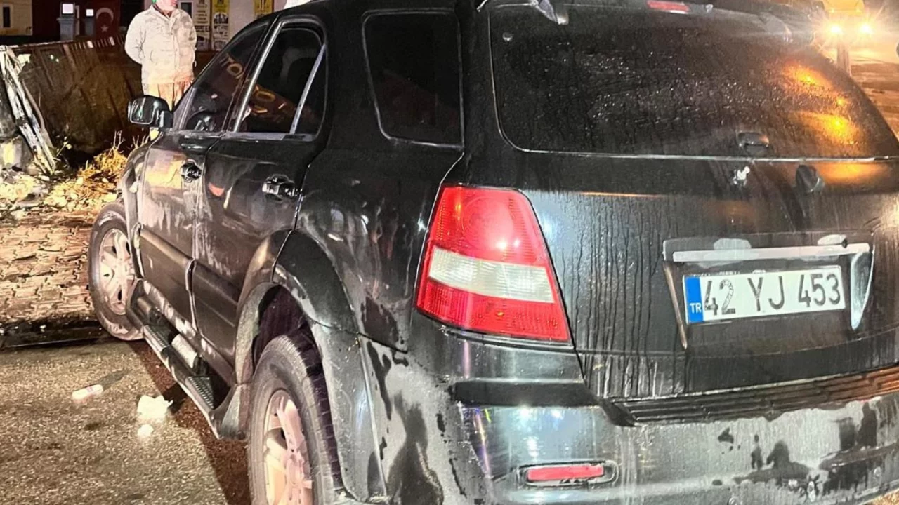 Konya'da kontrolden &ccedil;ıkan cip bah&ccedil;e duvarına &ccedil;arptı: 4 yaralı
