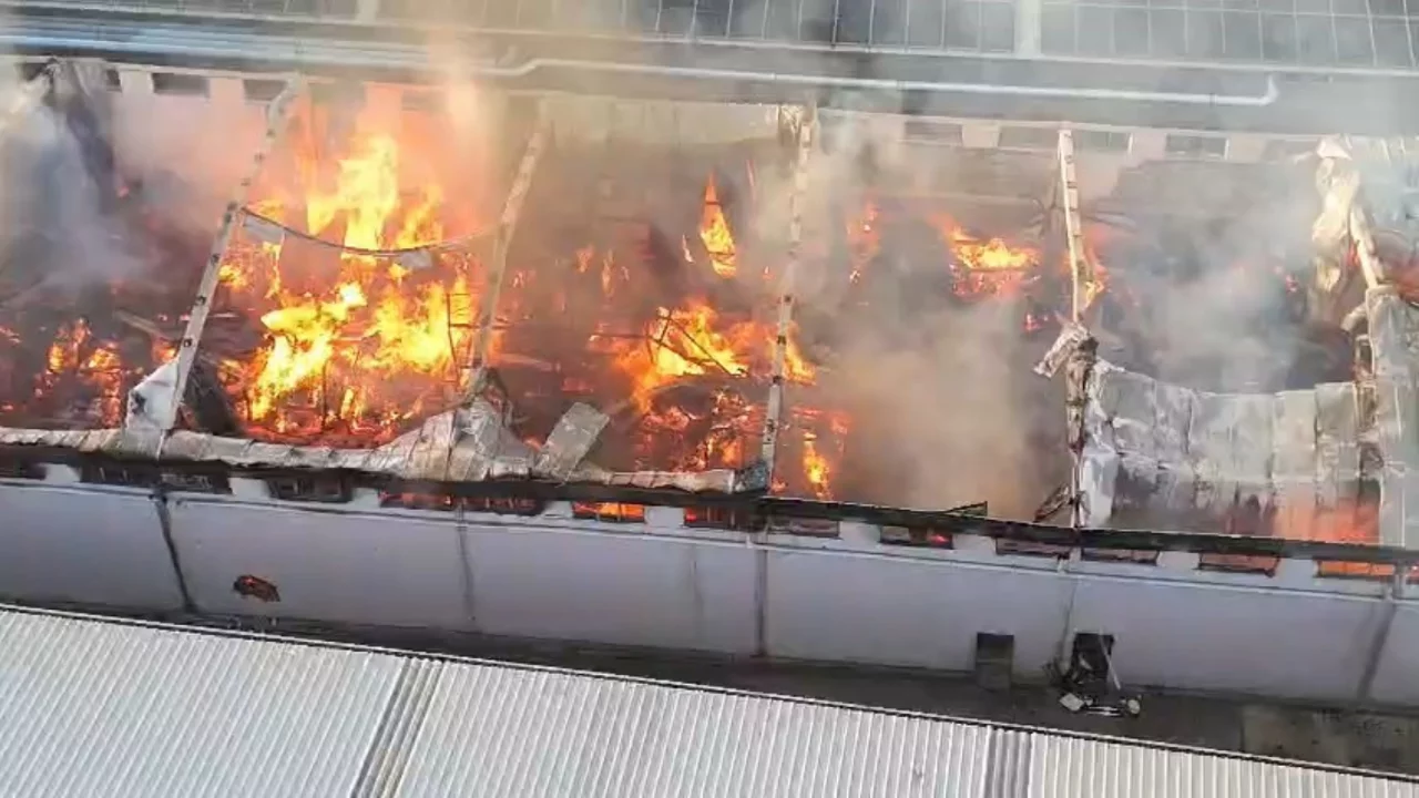 Bursa'da sabah saatlerinde fabrika yangını! İzmir yolunu siyah dumanlar kapladı