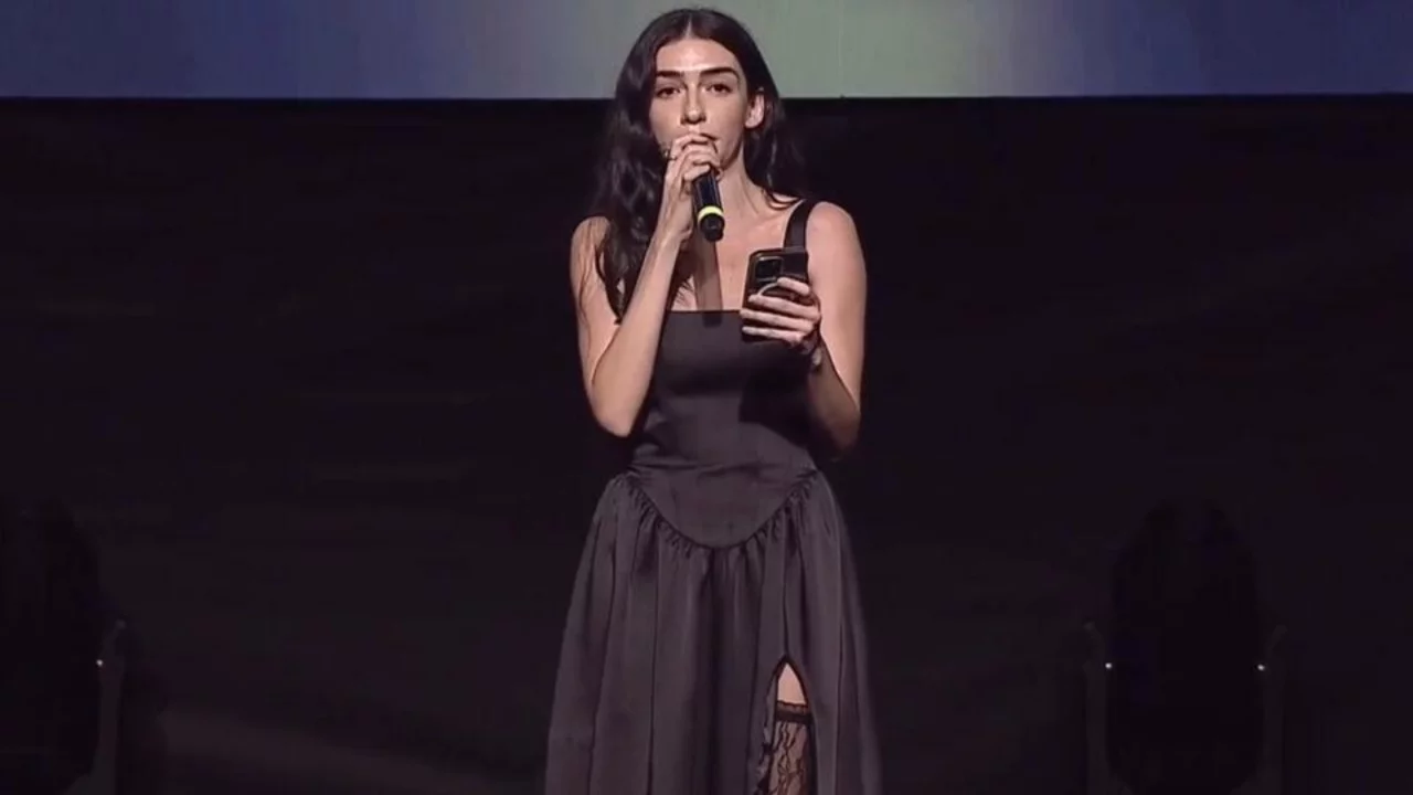 Hazar Erg&uuml;&ccedil;l&uuml; &ouml;d&uuml;l gecesinde duygulandı: "Aldığım nefesten utanıyorum"