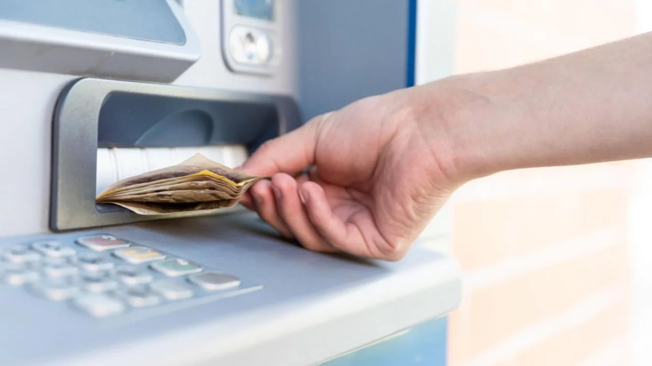 Hesabında 100 lira vardı! ATM'nin a&ccedil;ığını bulunca milyoner oldu